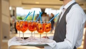 Cambiano i consumi degli italiani: sempre meno aperitivi e cene fuori casa