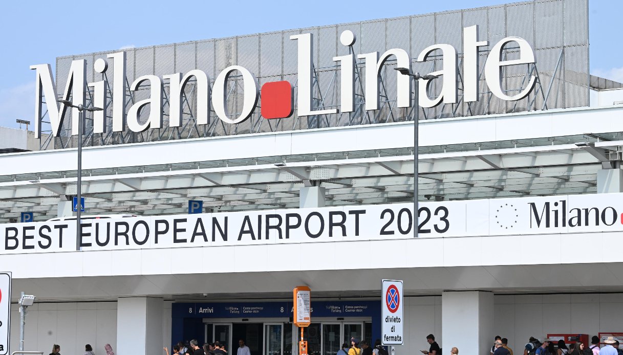 Attacco hacker agli aeroporti di Linate e Malpensa, portali online bloccati e disagi