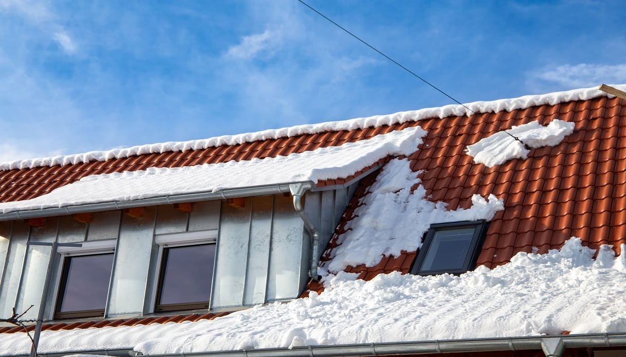 Neve che cade dal tetto condominiale, chi paga i danni?