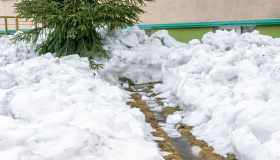 Caduta su lastra di ghiaccio in condominio: chi paga i danni?