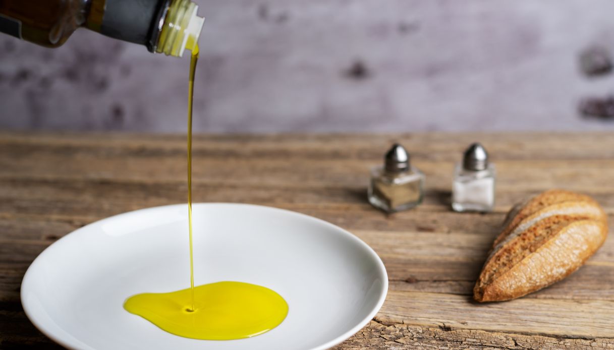 Olio extravergine italiano, in commercio il falso Made in Italy: come riconoscerlo ed evitare truffe