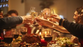 Più tristi a Natale, cos’è il Christmas blues e perché è colpa delle difficoltà economiche