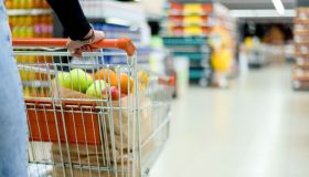 Di quanto sono aumentati i prezzi della spesa nel 2024, dalla carne al latte fino all’olio e i cereali