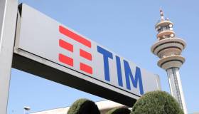 TIM, CVC pronta a scalzare Vivendi. Spuntano anche altri pretendenti