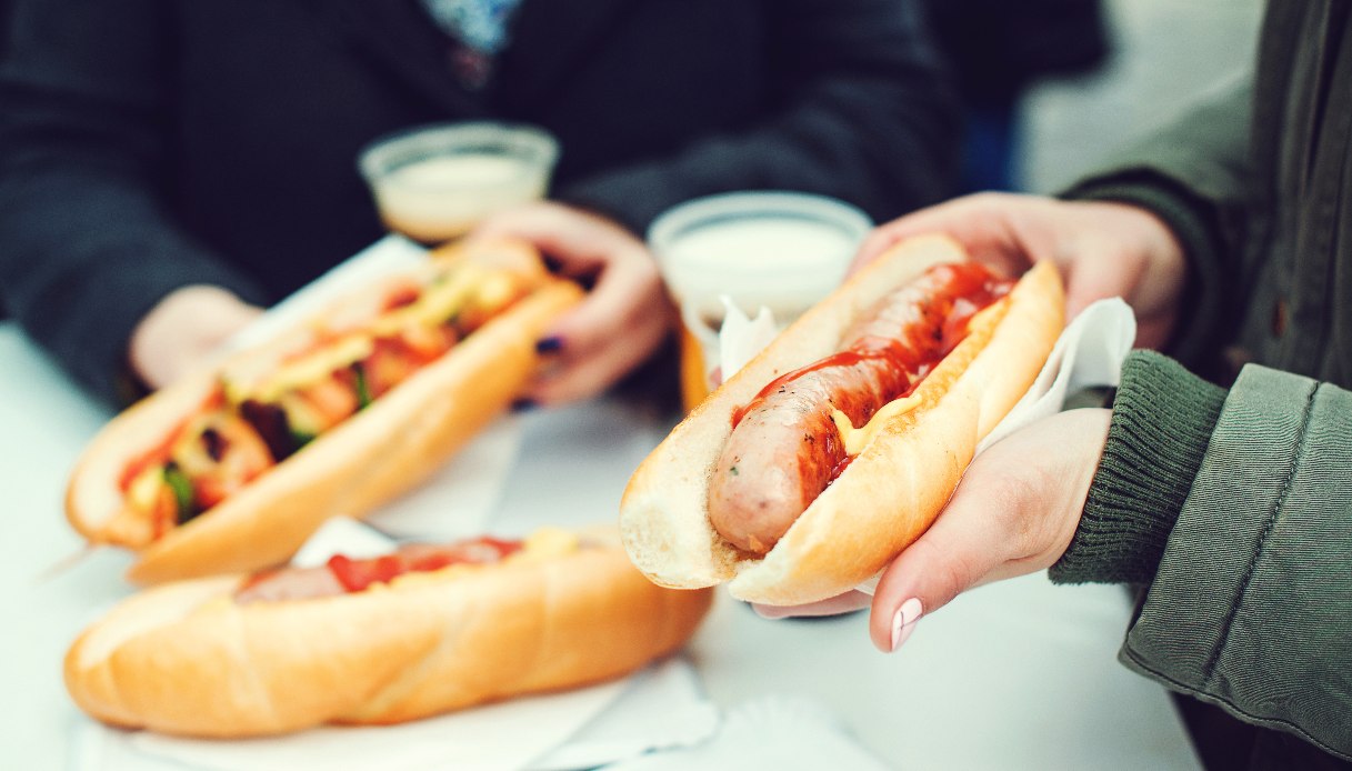 Carne e bevande gassate ci tolgono 36 minuti di vita sana: la classifica degli alimenti