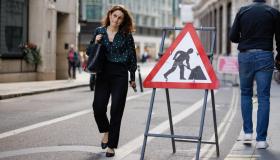 Gender gap nel lavoro, donne 18 punti indietro: carriera frenata dalle cure familiari