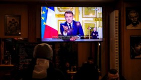 Crisi in Francia, Macron non si dimette e annuncia un nuovo premier “nei prossimi giorni”