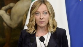 Meloni stabile nei sondaggi nonostante il calo, la Manovra potrebbe cambiare tutto
