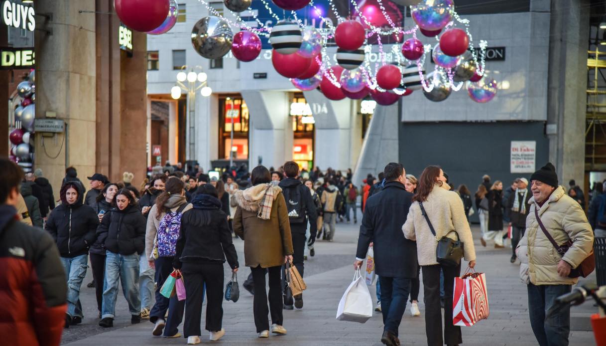 L’impatto delle tredicesime sull’economia italiana nel 2024: un Natale che rianima i consumi