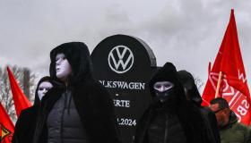 In Volkswagen è sciopero in tutte le fabbriche, protesta senza precedenti in Germania