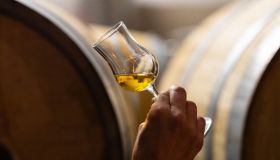 Grappa italiana falsa bloccata: sequestro di aromi e kit per produzione illecita