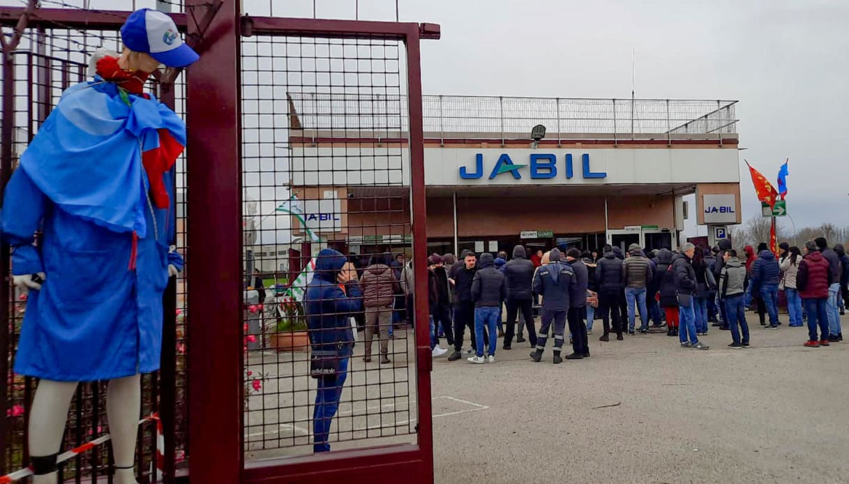 Jabil avvia il licenziamento degli ultimi 413 lavoratori a Marcianise e attacca i sindacati