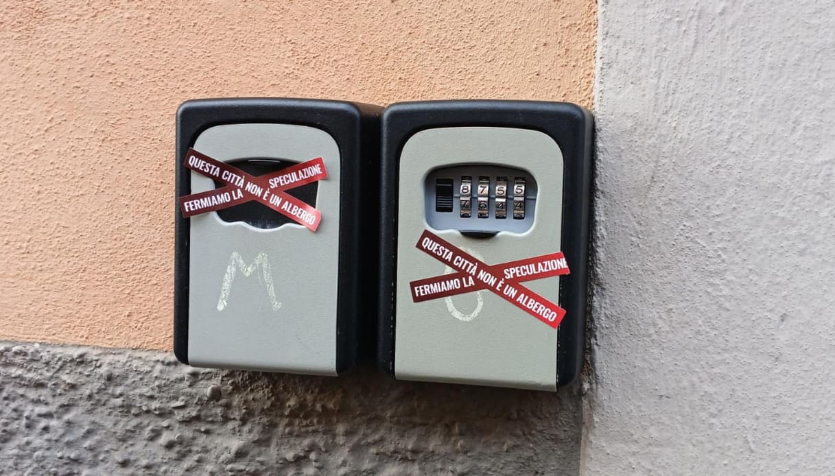 Blitz contro gli affitti brevi, adesivi sulle keybox: la protesta