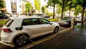 Auto elettrica in carica per le strade della Norvegia