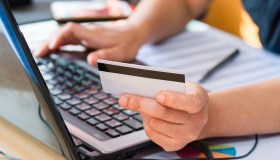 Cosa rischio se uso il conto corrente di un’altra persona?