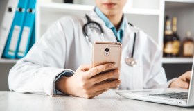 I medici e il potere dei social, boom tra gli oncologi. Ma attenzione ai profili fake