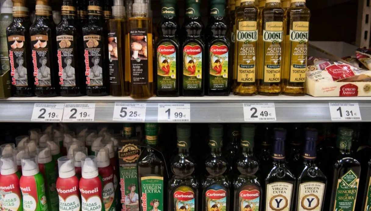 La classifica degli aumenti nel 2024, l’olio d’oliva fa +30% ma calano le bollette