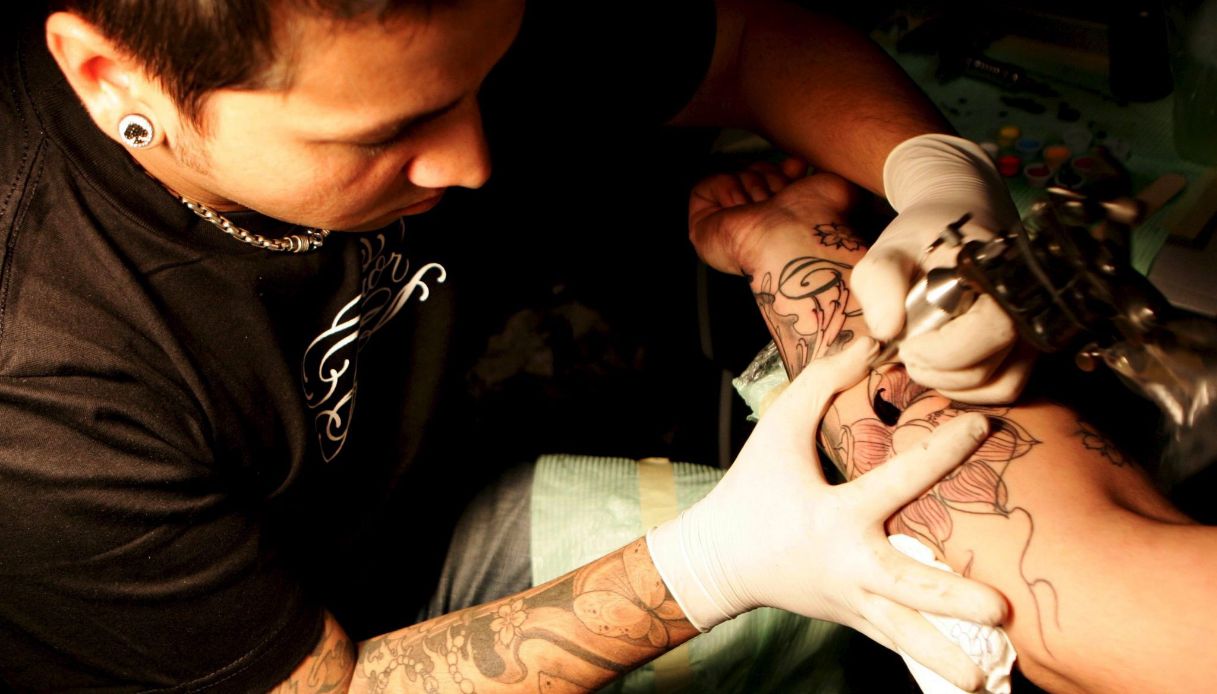 Pigmento per tatuaggi vietato in Italia, contiene rame