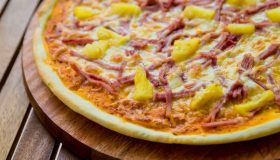 Pizza con ananas “multata”, 120 euro per chi la ordina: è tra le più odiate al mondo