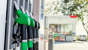 Prezzi di benzina e diesel in aumento, quasi 60 euro in più all’anno per gli italiani