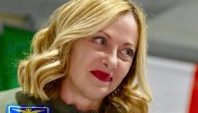 Meloni cresce nei sondaggi politici grazie all’effetto Cecilia Sala, il Pd insegue da lontano