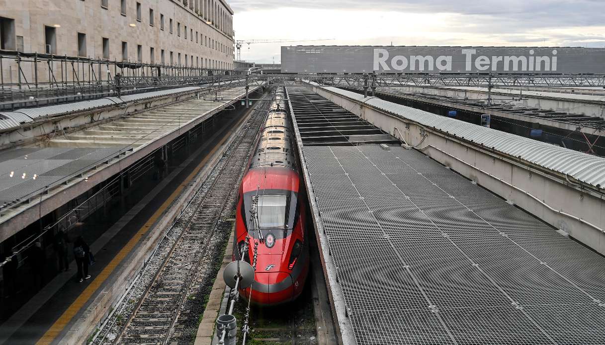 I treni in ritardo costano fino a 3,16 miliardi di euro l’anno, danni per lavoratori e imprese