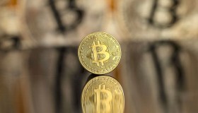 Bitcoin nella “tempesta perfetta”, persi miliardi in poche ore con il crollo delle crypto