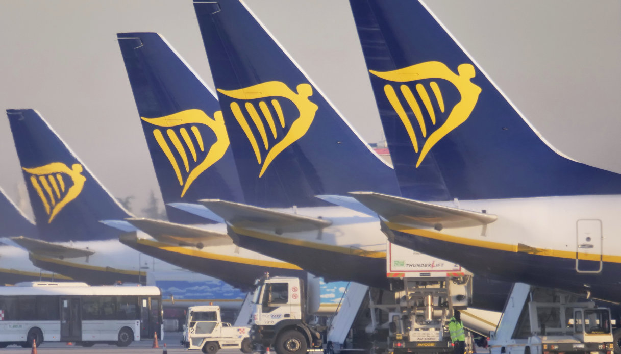 Ryanair alza le tariffe del 4 6% in estate e comunica il taglio di una serie di rotte