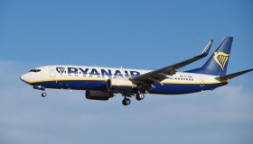 Ryanair cambia le regole, carte d’imbarco digitali e novità sui bagagli a mano da maggio 2025