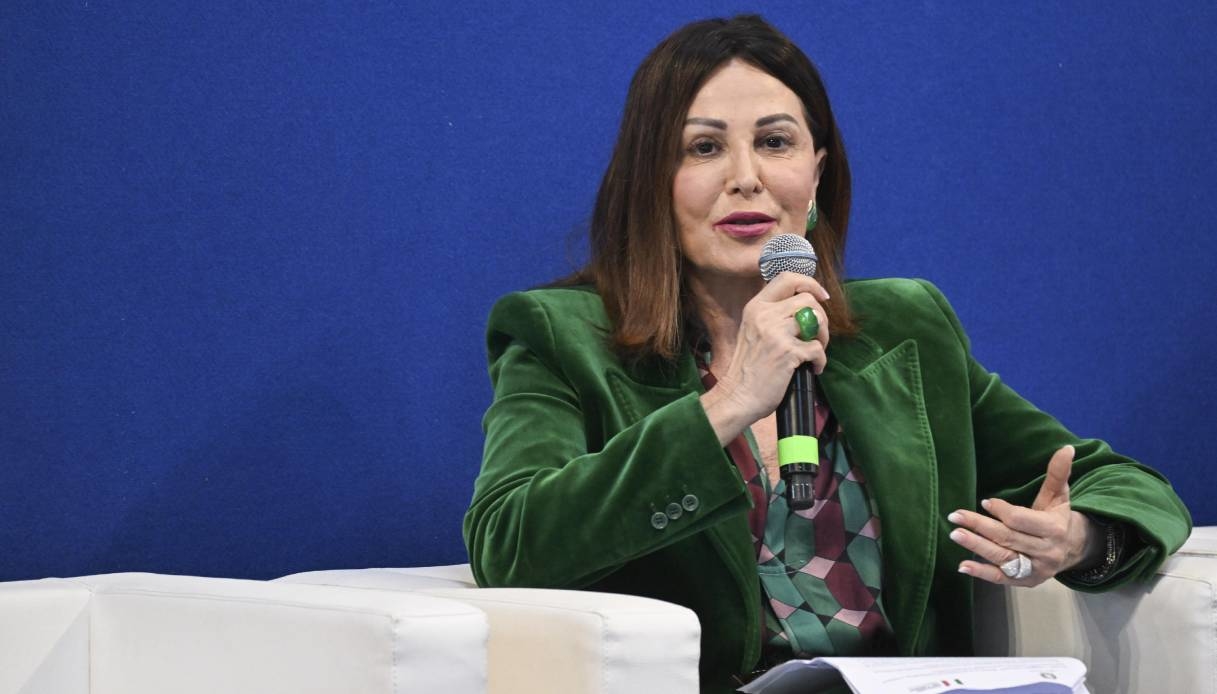 Caso Santanchè, mozione di sfiducia nel silenzio del governo Meloni: la “fuga” della ministra