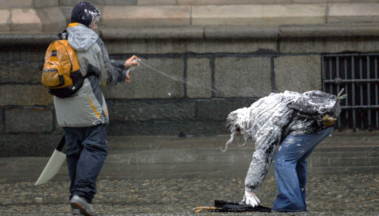 Schiuma spray di Carnevale ritirata: prodotto infiammabile, il marchio interessato