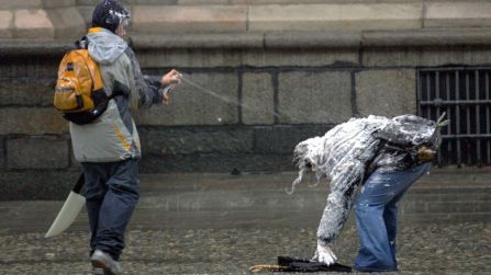 Schiuma spray di Carnevale ritirata: prodotto infiammabile, il marchio interessato