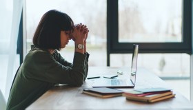 Stress e ansia sul lavoro per il 73% degli italiani, uno su tre è in burnout