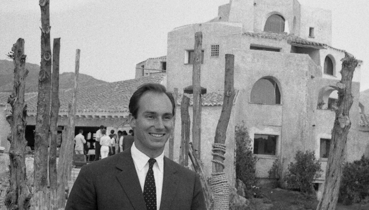 L'Aga Khan in posa davanti a Porto Cervo negli anni '60.