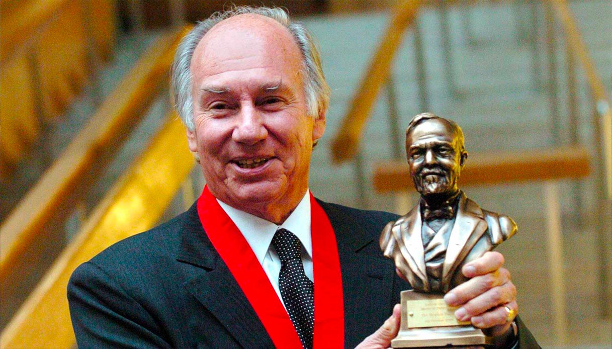 L'Aga Khan IV mentre ritira il premio Andrew Carnegie per la filantropia al Parlamento scozzese nel 2005