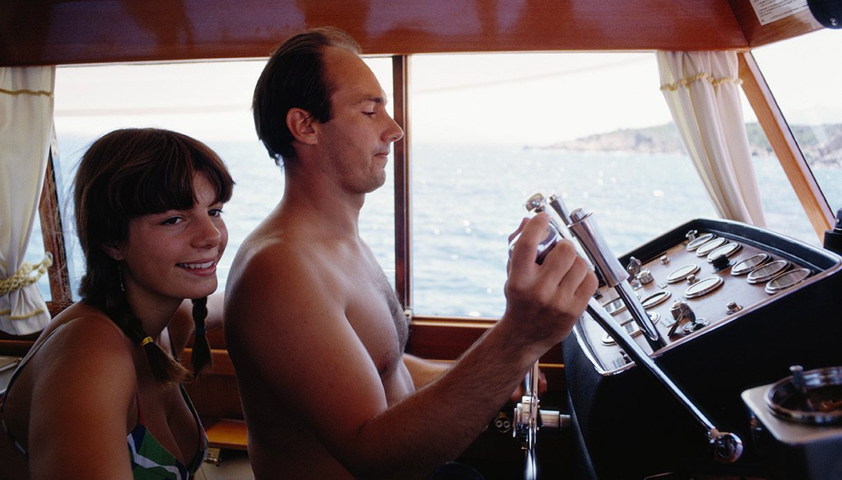 Karim Aga Khan con la sorellastra Yasmin a bordo di uno yacht in Costa Smeralda nel 1968.