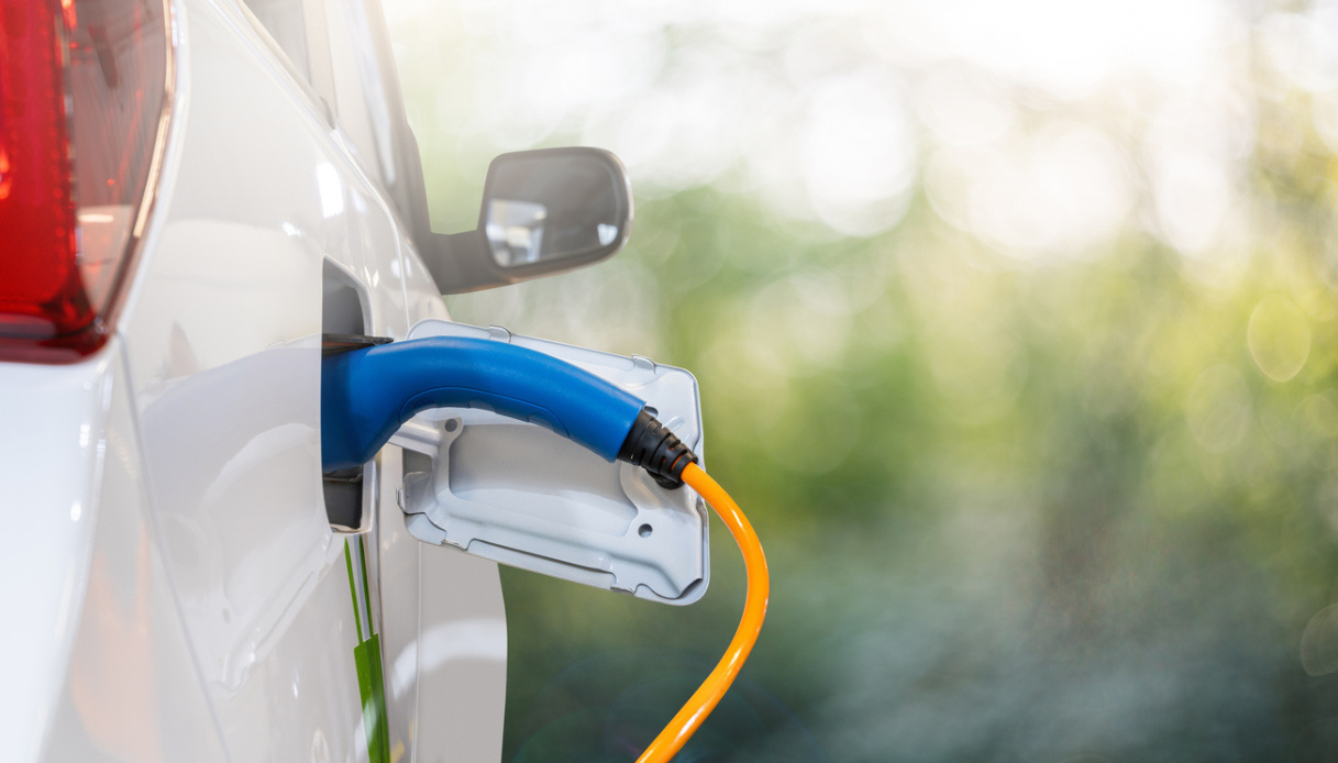 Le auto elettriche si ricaricano dai lampioni, il progetto pilota a Brescia