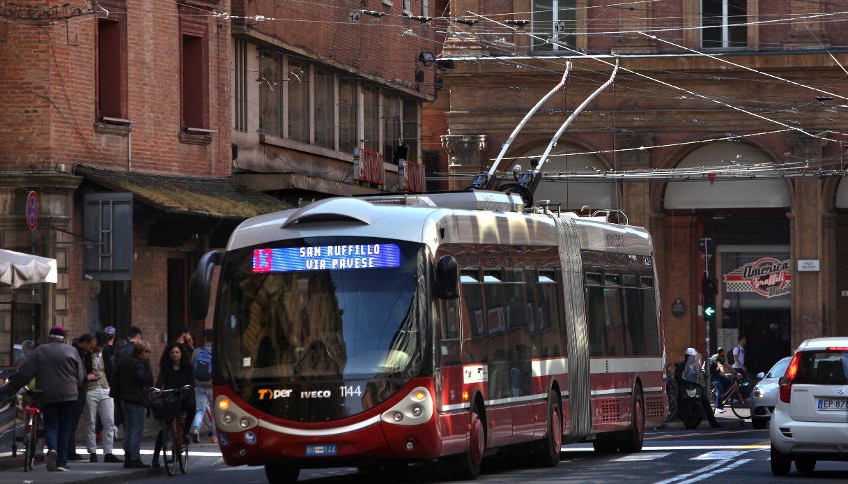 Biglietto bus Bologna più caro di Milano e Londra, aumento record: +53% dal 1° marzo