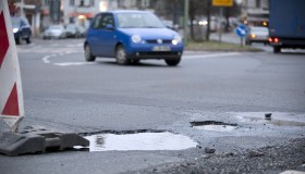 Posso chiedere un risarcimento se la mia auto viene danneggiata da una buca stradale?