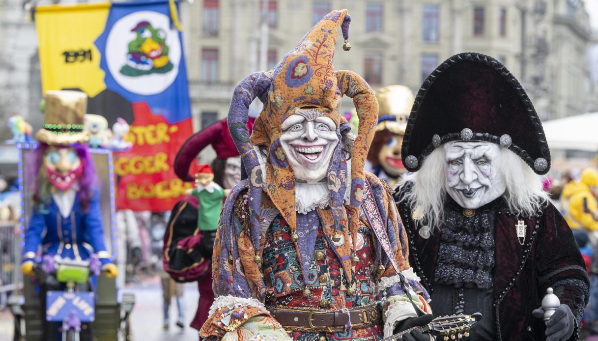 Carnevale di aumenti, fare festa costa troppo con i prezzi di costumi e coriandoli