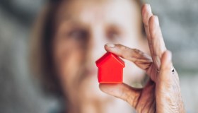 Comprare casa per gli over 64 è un investimento, i trilocali green gli immobili preferiti