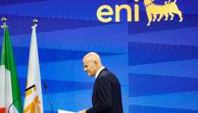 Eni, utile 2024 a 5,2 miliardi di euro e joint venture con Petronas per il gas