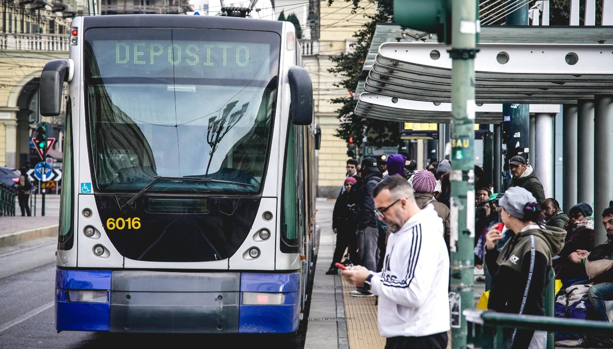 Sciopero dei mezzi e dei voli il 24 febbraio 2025, disagi in città e aeroporti