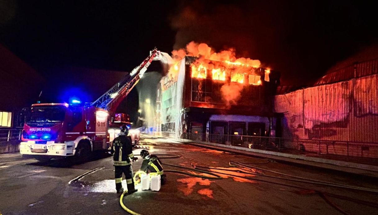 Incendio nell’Inalca di Reggio Emilia, il colosso delle carni va a fuoco