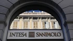 Intesa Sanpaolo, utile record nel 2024 per 8,7 miliardi