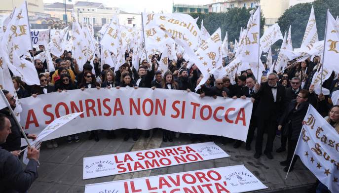 Una foto dei lavoratori dell'hotel-ristorante La Sonrisa in protesta