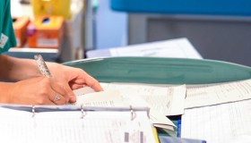 Medici e docenti in pensione a 72 anni, assegni sospesi per chi rientra in servizio