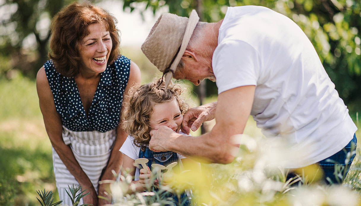 La ricetta per la terza età in salute? Servono più bambini per il benessere dei nonni