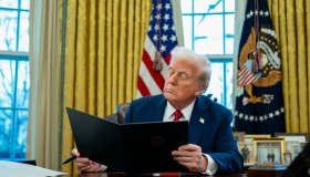 Trump inaugura la guerra dei dazi a mezzo mondo: quali conseguenze avrà sul commercio?