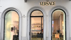 Prada acquista Versace, la reazione dei mercati all’imminente operazione